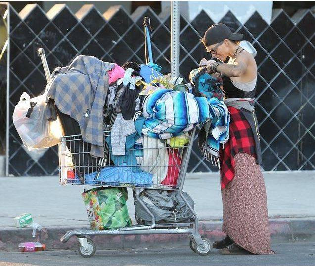 Ünlü model Loni Willison ön dişleri dökük yine çöp toplarken görüntülendi - Resim: 45